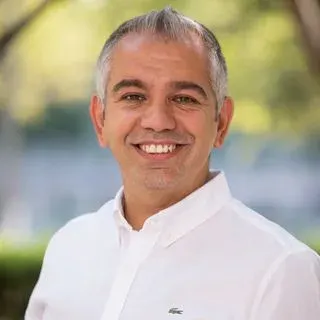 Doç. Dr. Hasan Armağan Uysal — Nöroloji, Konak, İzmir. Portre fotoğrafı.