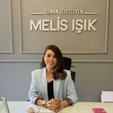 Uzm. Dyt. Melis Işık — Diyetisyen, İstanbul. Portre fotoğrafı.