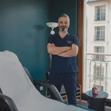 Uzm. Dr. Yusuf Topal — Dermatoloji, İstanbul. Portre fotoğrafı.
