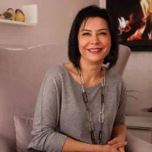 Uzm. Dr. Arzum Emiroğlu — Sertifikalı Medikal Estetik, İstanbul. Portre fotoğrafı.