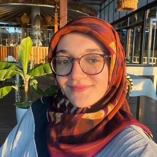 Dyt. Aybüke Cengizler — Diyetisyen, Balıkesir. Portre fotoğrafı.