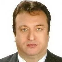 Dt. Kadri Çorlu — Diş Hekimi, Kadıköy, İstanbul. Portre fotoğrafı.