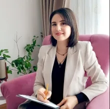 Psk. Nisanur Elmas — Psikoloji, İstanbul. Portre fotoğrafı.