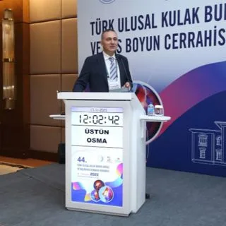 Prof. Dr. Üstün Osma — Kulak Burun Boğaz, Konyaaltı, Antalya. Portre fotoğrafı.