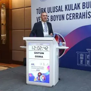 Prof. Dr. Üstün Osma — Kulak Burun Boğaz, Konyaaltı, Antalya. Portre fotoğrafı.