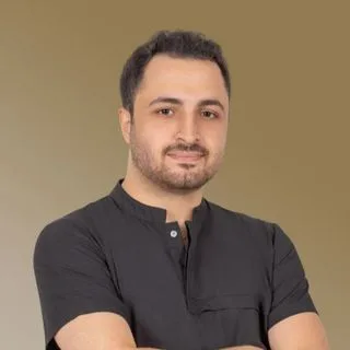 Dt. Yiğit Ekim — Diş Hekimi, Trabzon. Portre fotoğrafı.
