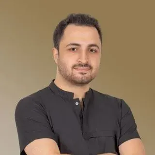Dt. Yiğit Ekim — Diş Hekimi, Trabzon. Portre fotoğrafı.