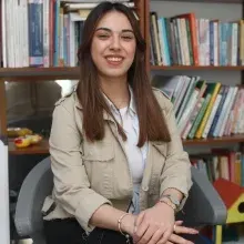 Psk. Melisa Kaya — Psikoloji, İzmir. Portre fotoğrafı.