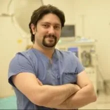 Op. Dr. Övünç Akdemir — Plastik Rekonstrüktif Ve Estetik Cerrahi, İstanbul. Portre fotoğrafı.