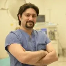 Op. Dr. Övünç Akdemir — Plastik Rekonstrüktif Ve Estetik Cerrahi, İstanbul. Portre fotoğrafı.