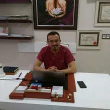 Dr. Öğr. Üyesi Ragıp Özdemir — Plastik Rekonstrüktif Ve Estetik Cerrahi, Konyaaltı, Antalya. Portre fotoğrafı.