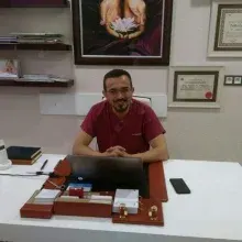 Dr. Öğr. Üyesi Ragıp Özdemir — Plastik Rekonstrüktif Ve Estetik Cerrahi, Konyaaltı, Antalya. Portre fotoğrafı.