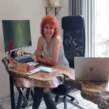 Op. Dr. Aylin Akşan — Kadın Hastalıkları Ve Doğum, Balıkesir. Portre fotoğrafı.