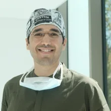 Op. Dr. Cemil Işık — Plastik Rekonstrüktif Ve Estetik Cerrahi, İstanbul. Portre fotoğrafı.
