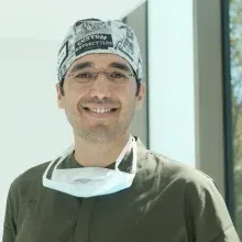 Op. Dr. Cemil Işık — Plastik Rekonstrüktif Ve Estetik Cerrahi, İstanbul. Portre fotoğrafı.