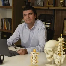 Prof. Dr. Mert Akbaş — Algoloji, Antalya. Portre fotoğrafı.