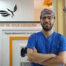 Op. Dr. Onur Gökdemir — Plastik Rekonstrüktif Ve Estetik Cerrahi, İstanbul. Portre fotoğrafı.
