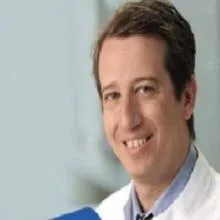 Doç. Dr. Doğu Teber — Üroloji, Beşiktaş, İstanbul. Portre fotoğrafı.