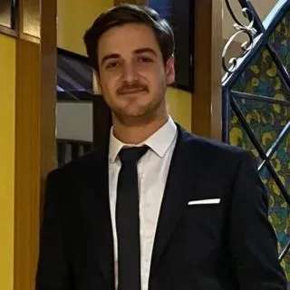 Dt. Mehmet Emin Temiz — Diş Hekimi. Portre fotoğrafı.