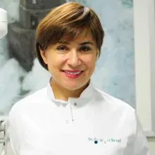 Dr. Dt. Sibel Öznur Örsal — Periodontoloji, Şişli, İstanbul. Portre fotoğrafı.