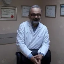 Op. Dr. Deniz Kök — Plastik Rekonstrüktif Ve Estetik Cerrahi, Ankara. Portre fotoğrafı.