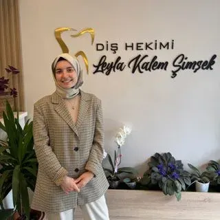 Dt. Leyla Kalem Şimşek — Diş Hekimi, Tokat. Portre fotoğrafı.