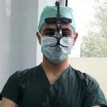 Op. Dr. Kadri Özer — Plastik Rekonstrüktif Ve Estetik Cerrahi, Aydın. Portre fotoğrafı.