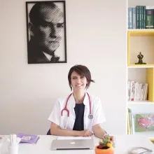 Uzm. Dr. A.Duygu Dönmez — Çocuk Sağlığı Ve Hastalıkları, Ankara. Portre fotoğrafı.