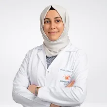 Op. Dr. Hüsna Topçu — Göz Hastalıkları, Bursa. Portre fotoğrafı.