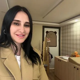 Uzm. Dr. Ayşegül Örencik — Çocuk Sağlığı Ve Hastalıkları, İstanbul. Portre fotoğrafı.