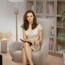 Uzm. Dr. Ayşe Nur Oğuz — Psikiyatri, İzmir. Portre fotoğrafı.