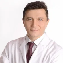 Prof. Dr. Ersoy Konaş — Plastik Rekonstrüktif Ve Estetik Cerrahi, Ankara. Portre fotoğrafı.