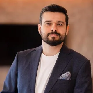 Op. Dr. Emre Kıymık — Plastik Rekonstrüktif Ve Estetik Cerrahi, Samsun. Portre fotoğrafı.