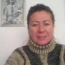 Dt. Ajda Kavut — Diş Hekimi, İzmir. Portre fotoğrafı.