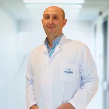 Op. Dr. Mustafa Bahadır Dikici — Plastik Rekonstrüktif Ve Estetik Cerrahi, Kocaeli. Portre fotoğrafı.