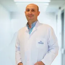 Op. Dr. Mustafa Bahadır Dikici — Plastik Rekonstrüktif Ve Estetik Cerrahi, Kocaeli. Portre fotoğrafı.