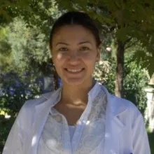 Dr. Dt. Esra Tunalı — Ortodonti, Çanakkale. Portre fotoğrafı.