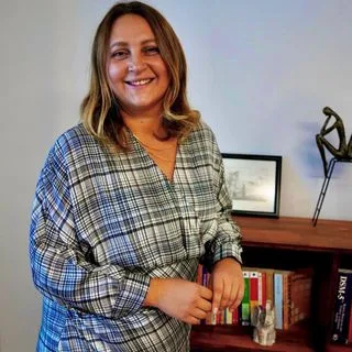 Uzm. Dr. Gizem İskender — Psikiyatri. Portre fotoğrafı.