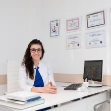 Dt. Mümine Sedanur Parmak — Diş Hekimi. Portre fotoğrafı.