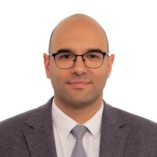 Dr. Öğr. Üyesi Arkın Acar — Göğüs Cerrahisi, Manisa. Portre fotoğrafı.