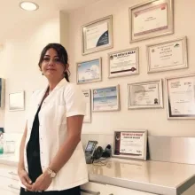 Dt. Güneş Çankaya — Diş Hekimi, Antalya. Portre fotoğrafı.