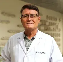 Uzm. Dr. Tahsin Akbaş — Çocuk Sağlığı Ve Hastalıkları, Beylikdüzü, İstanbul. Portre fotoğrafı.