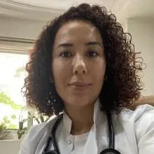 Uzm. Dr. Hande Kangül — Kardiyoloji, İzmir. Portre fotoğrafı.