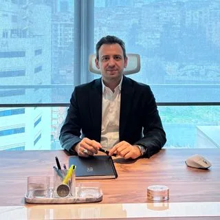 Prof. Dr. Emre Sivrikoz — İstanbul. Portre fotoğrafı.