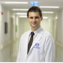 Doç. Dr. Serdar Özateş — Göz Hastalıkları, Tuzla, İstanbul. Portre fotoğrafı.