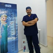 Dt. Yusuf Başkan — Diş Hekimi, İzmir. Portre fotoğrafı.
