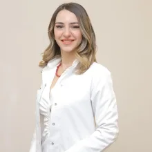 Dt. Selin Yılmaz — Diş Hekimi. Portre fotoğrafı.