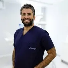 Dt. Şerif Cem Harbalıoğlu — Diş Hekimi, Samsun. Portre fotoğrafı.