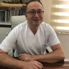 Dt. Fazlı Özgür Tandoğan — Diş Hekimi, Isparta. Portre fotoğrafı.
