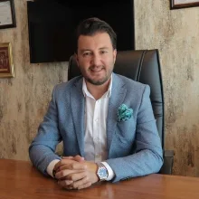 Op. Dr. Osman Tan — Plastik Rekonstrüktif Ve Estetik Cerrahi, İzmir. Portre fotoğrafı.